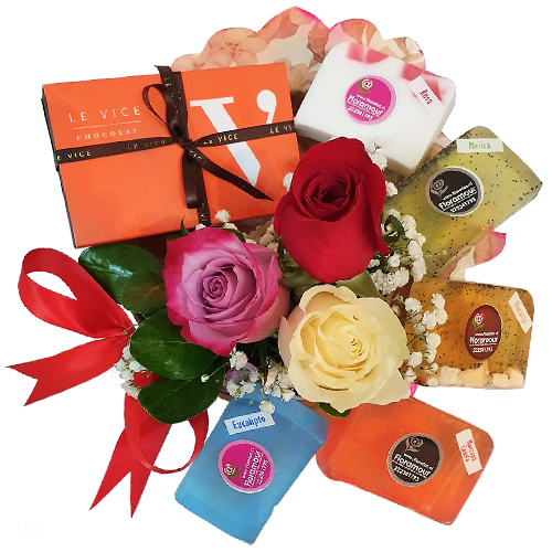 Trío de regalos - Rosas multicolor, chocolates bombones Le Vice receta francesa y aromáticos jabones.